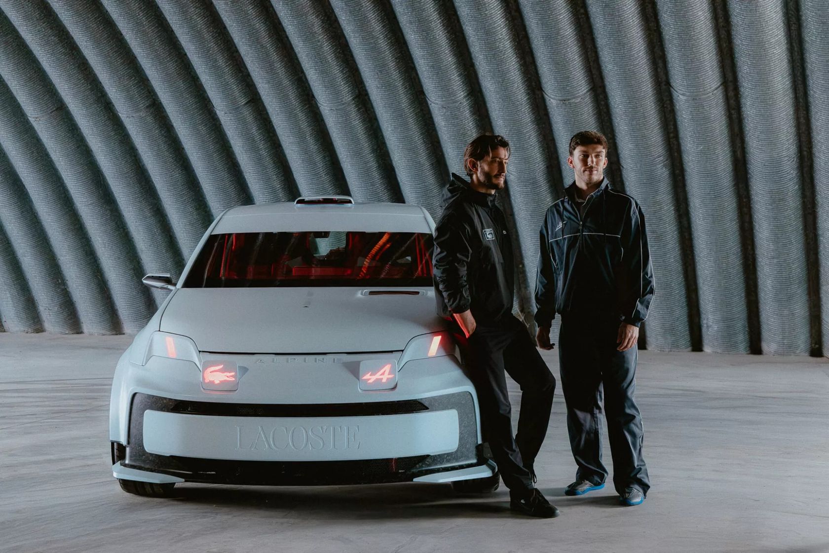 Fotografia da matéria: O crocodilo acelera: Alpine e Lacoste unem moda e automobilismo elétrico