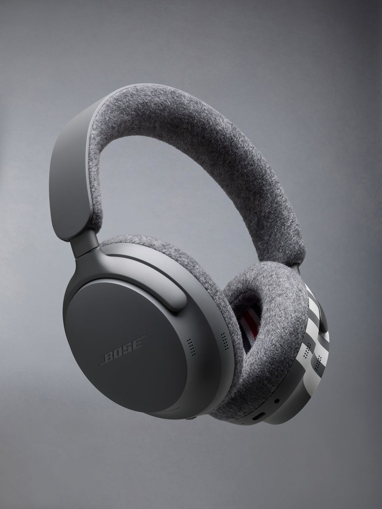Bose e Thom Browne vestem o silêncio de cashmere — foto 2 de 6