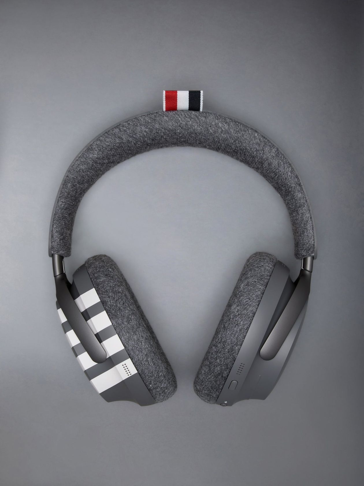 Bose e Thom Browne vestem o silêncio de cashmere — foto 3 de 6