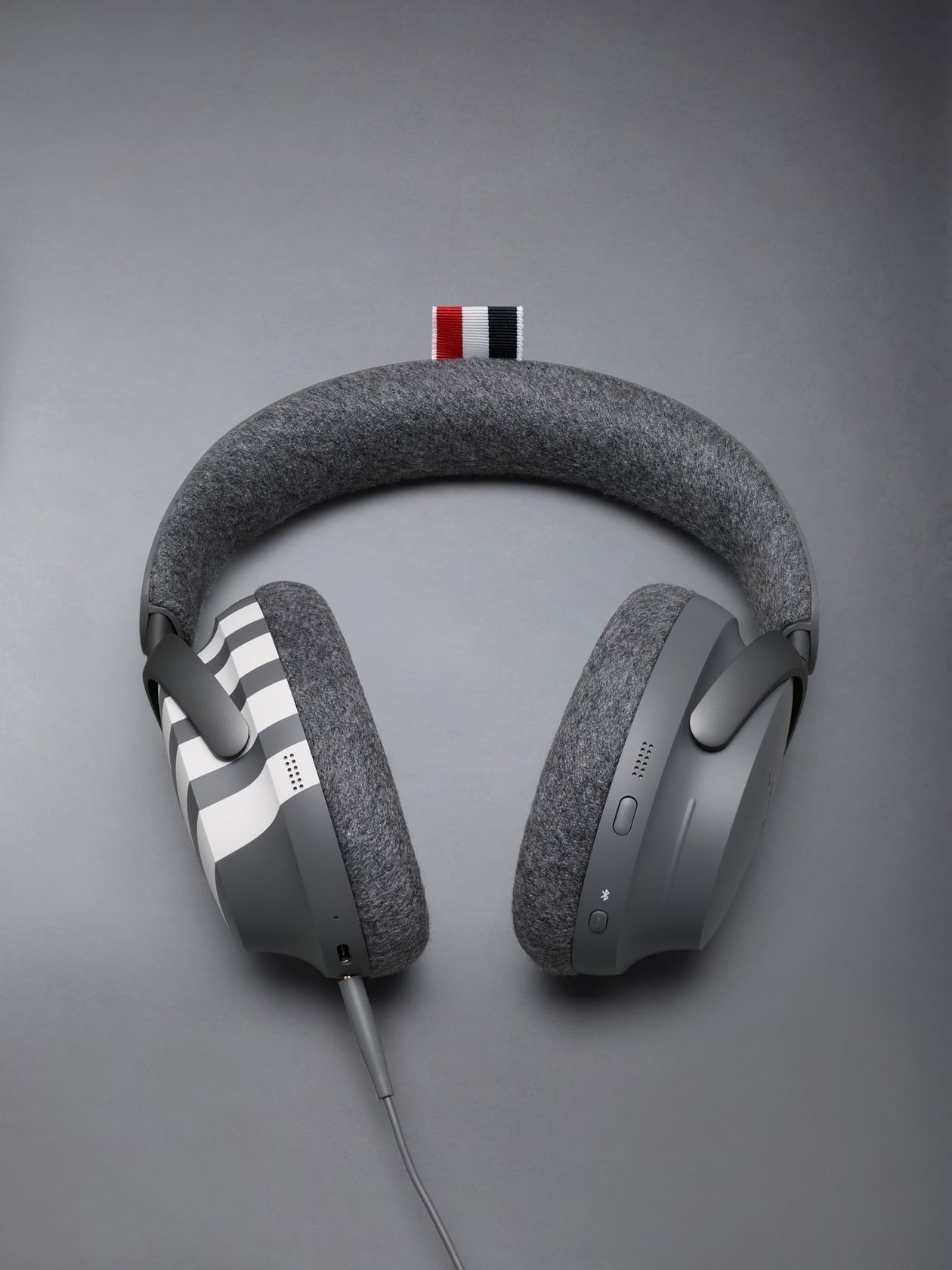 Bose e Thom Browne vestem o silêncio de cashmere — foto 4 de 6