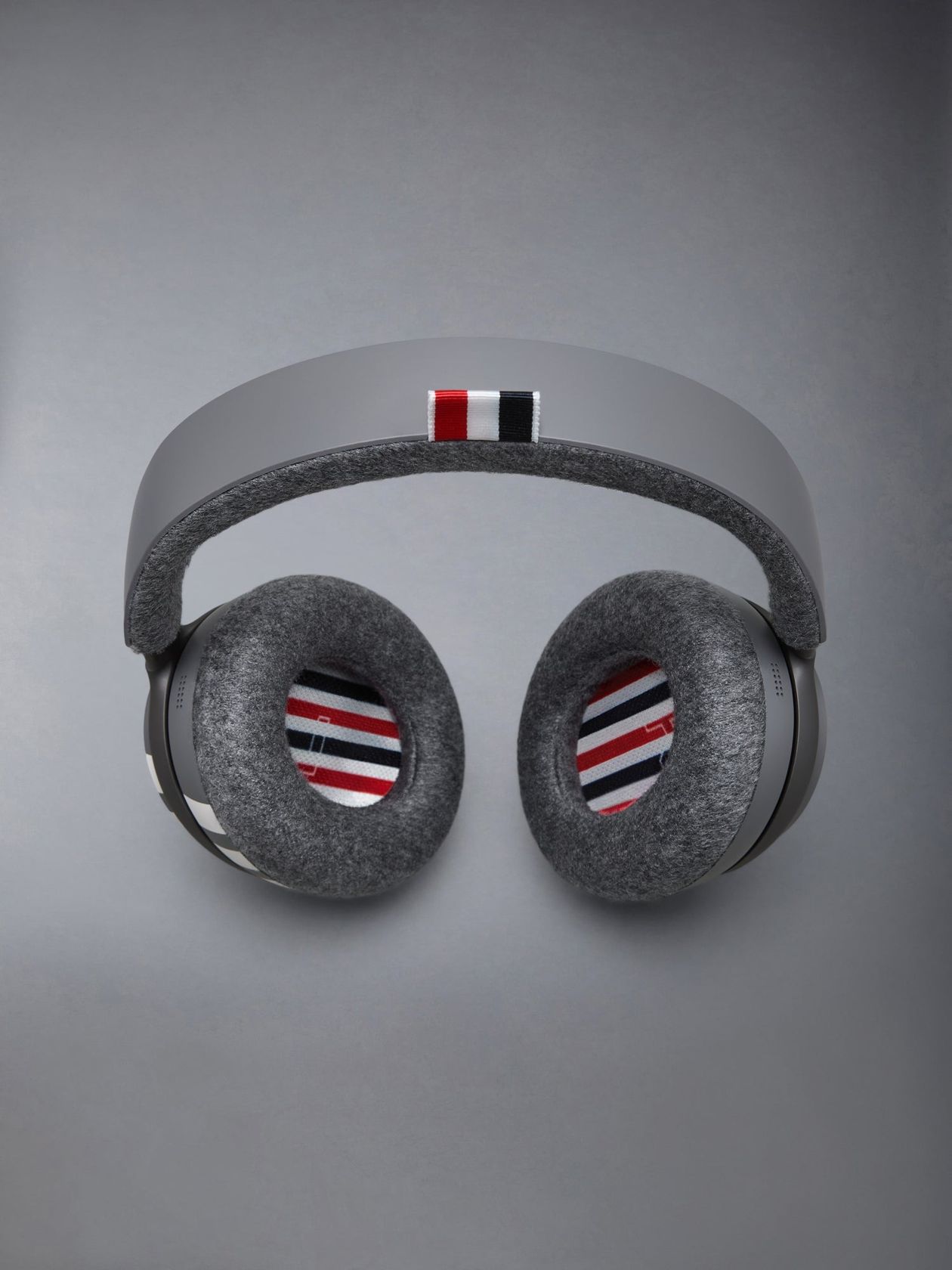 Bose e Thom Browne vestem o silêncio de cashmere — foto 5 de 6