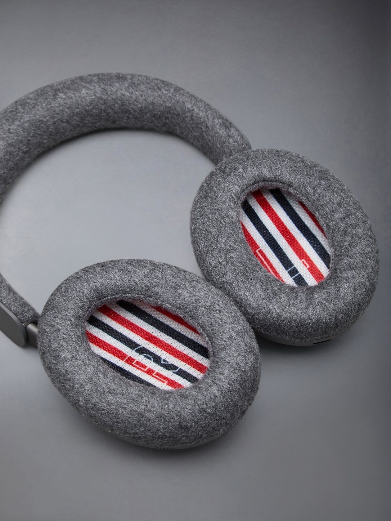 Bose e Thom Browne vestem o silêncio de cashmere — foto 6 de 6