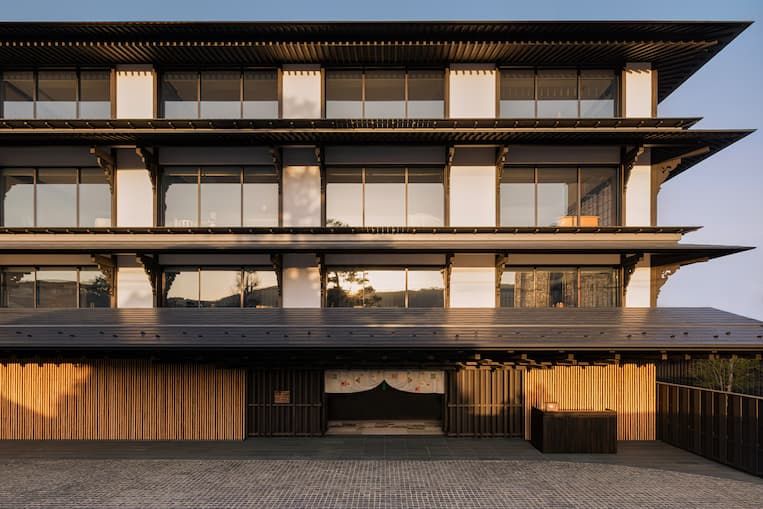 Fachada do Capella Kyoto em Miyagawa-chō ao entardecer