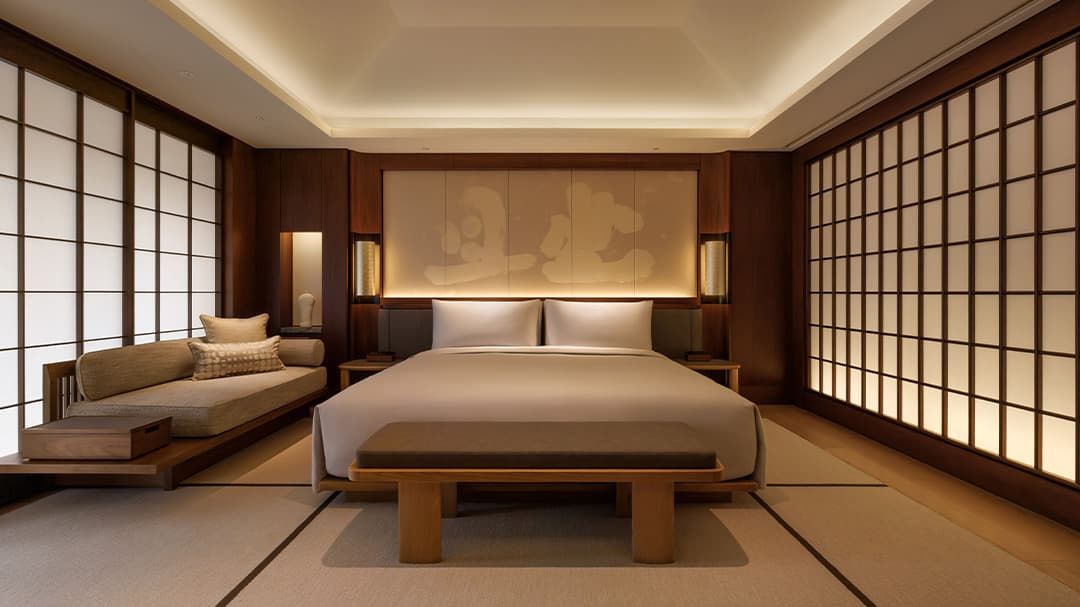 Quarto do Capella Kyoto com madeira e painéis inspirados em shoji