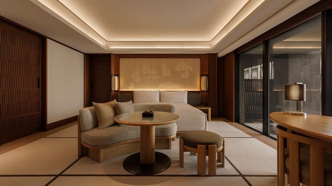 Suíte do Capella Kyoto com área de estar e onsen privativo
