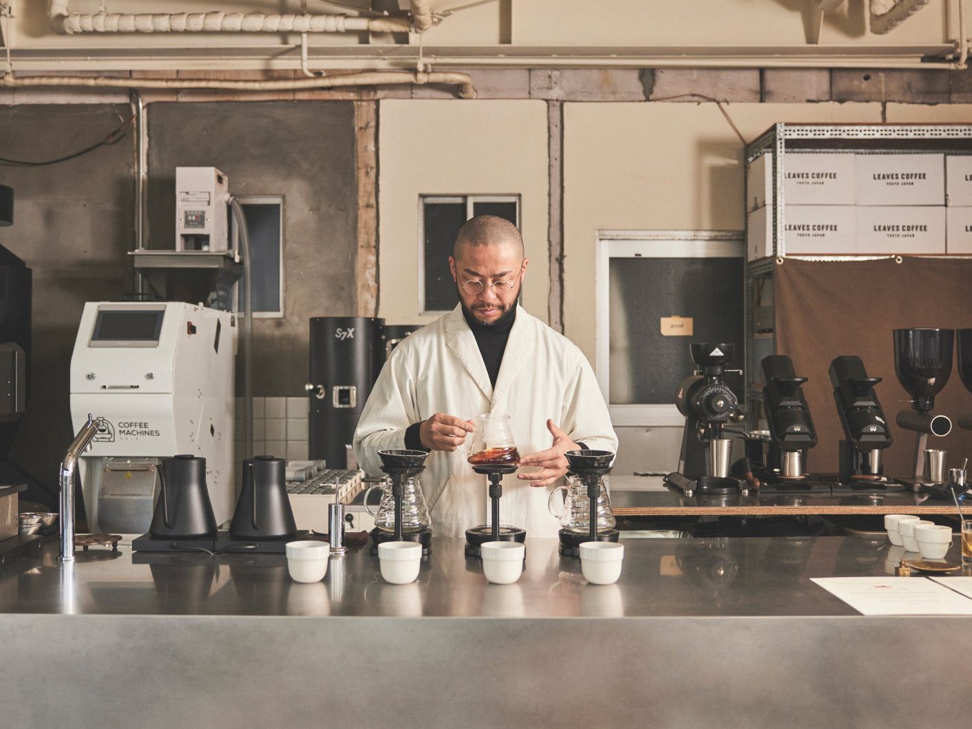 Yasuo Ishii preparando café na LEAVES COFFEE ROASTERS, em Honjo, Tóquio