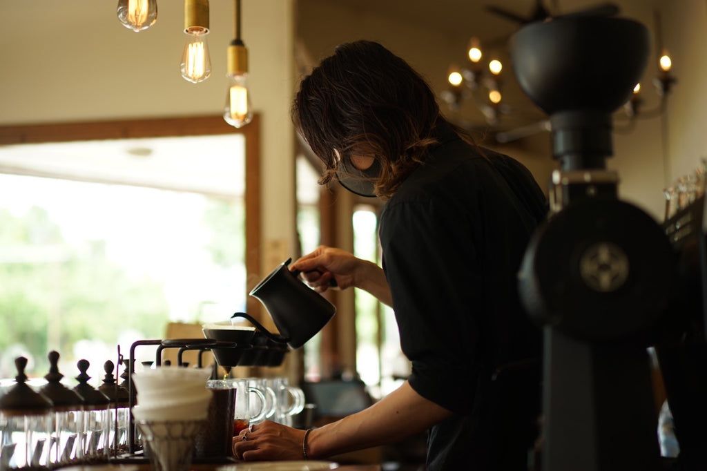 Barista preparando café na GLITCH COFFEE & ROASTERS, em Tóquio