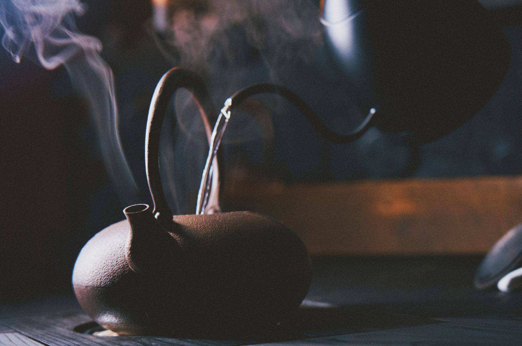 Chaleira japonesa de ferro durante a experiência de coffee omakase da Cokuun