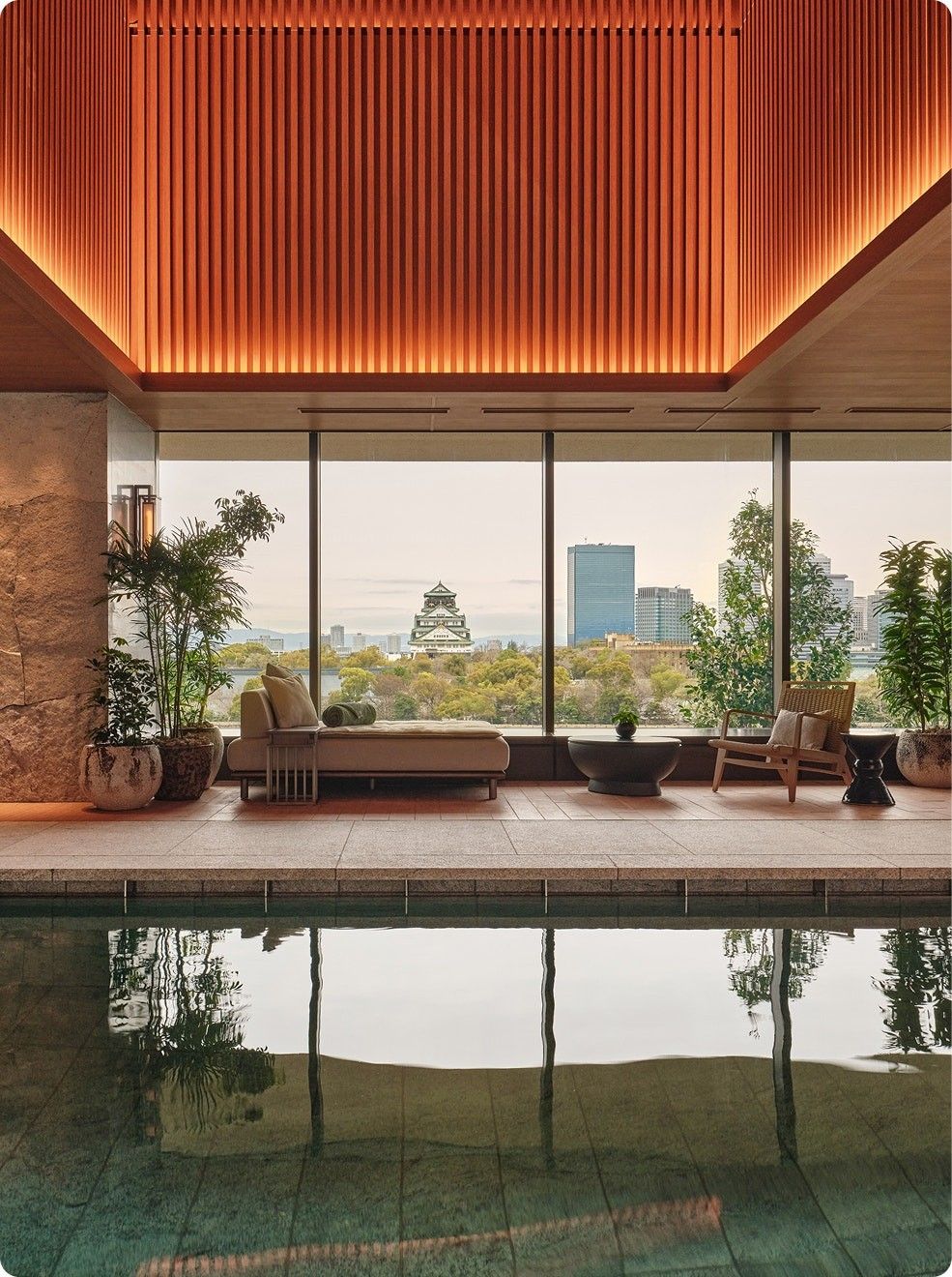 Piscina interna do Patina Osaka com vista para o Castelo de Osaka