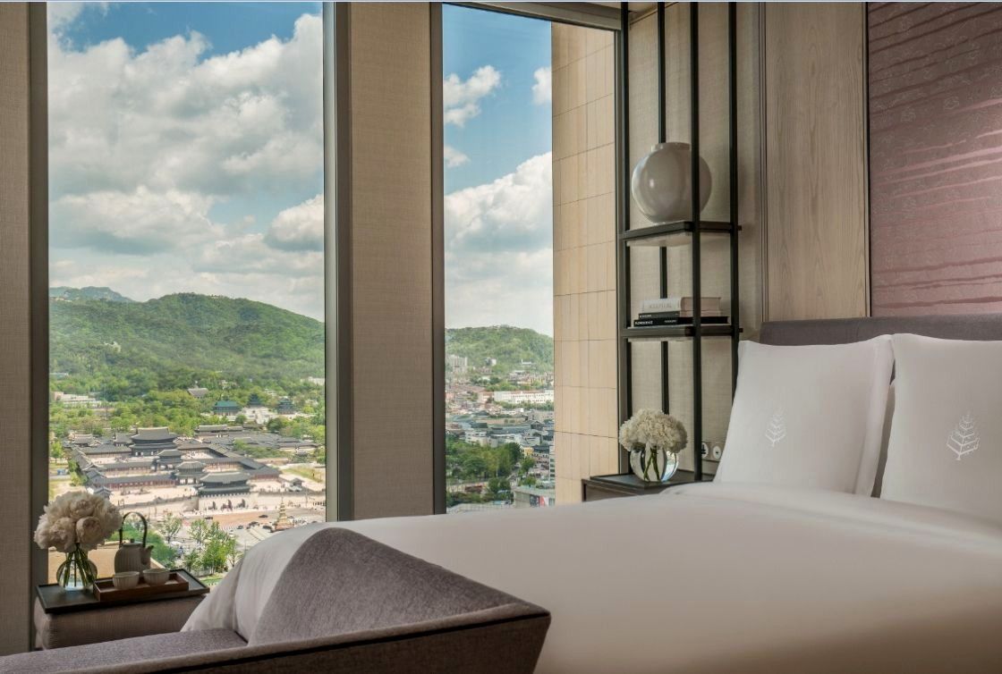 Quarto do Four Seasons Hotel Seoul com vista para o Palácio Gyeongbokgung