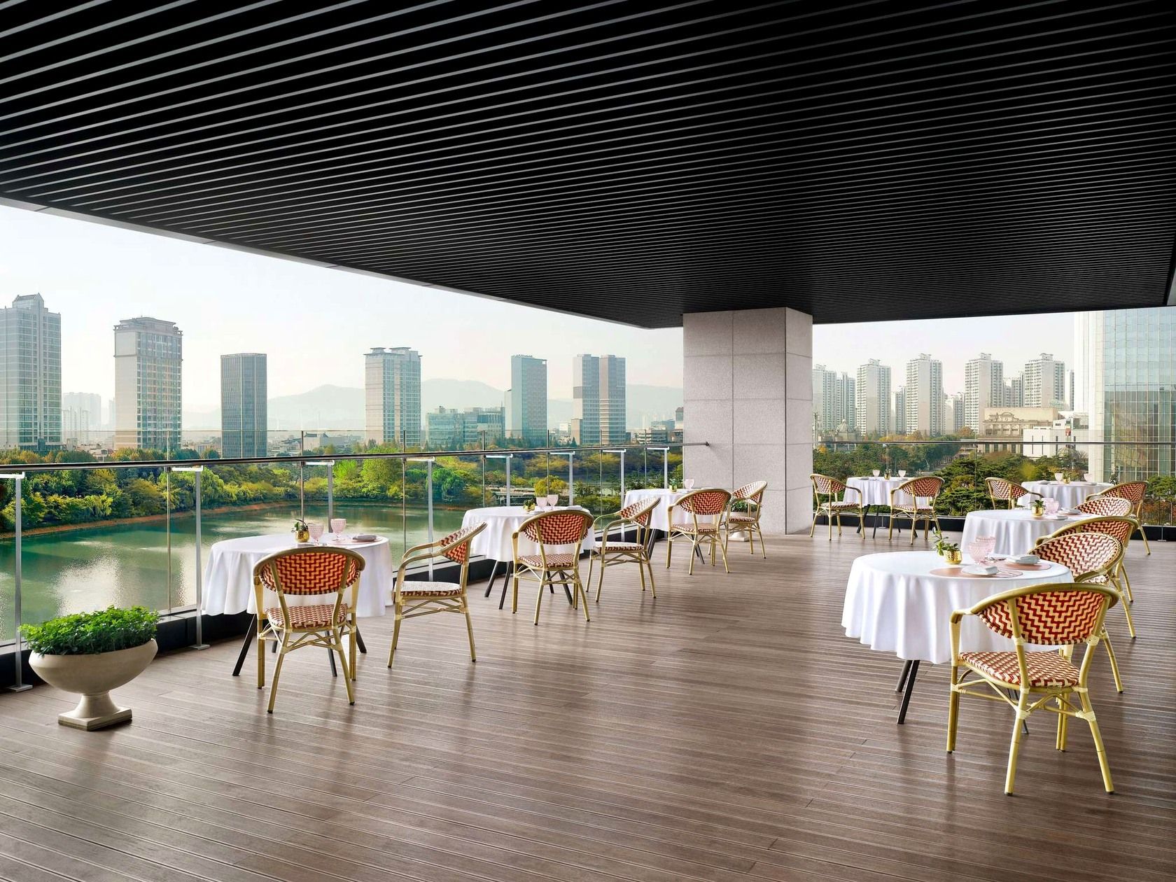 Terraço do Sofitel Ambassador Seoul diante do lago Seokchon