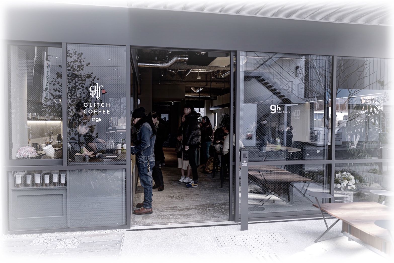 Fachada da Glitch Coffee & Roasters em Tóquio