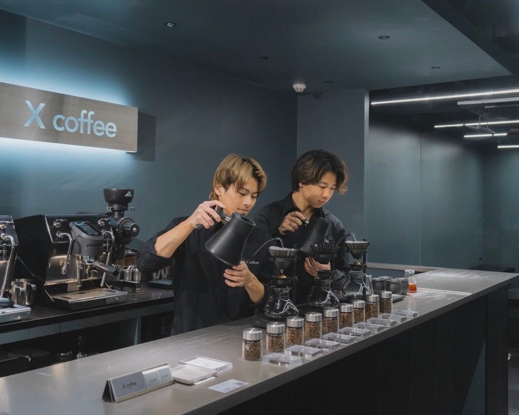 Baristas preparando café no balcão da X Coffee Ginza, em Tóquio