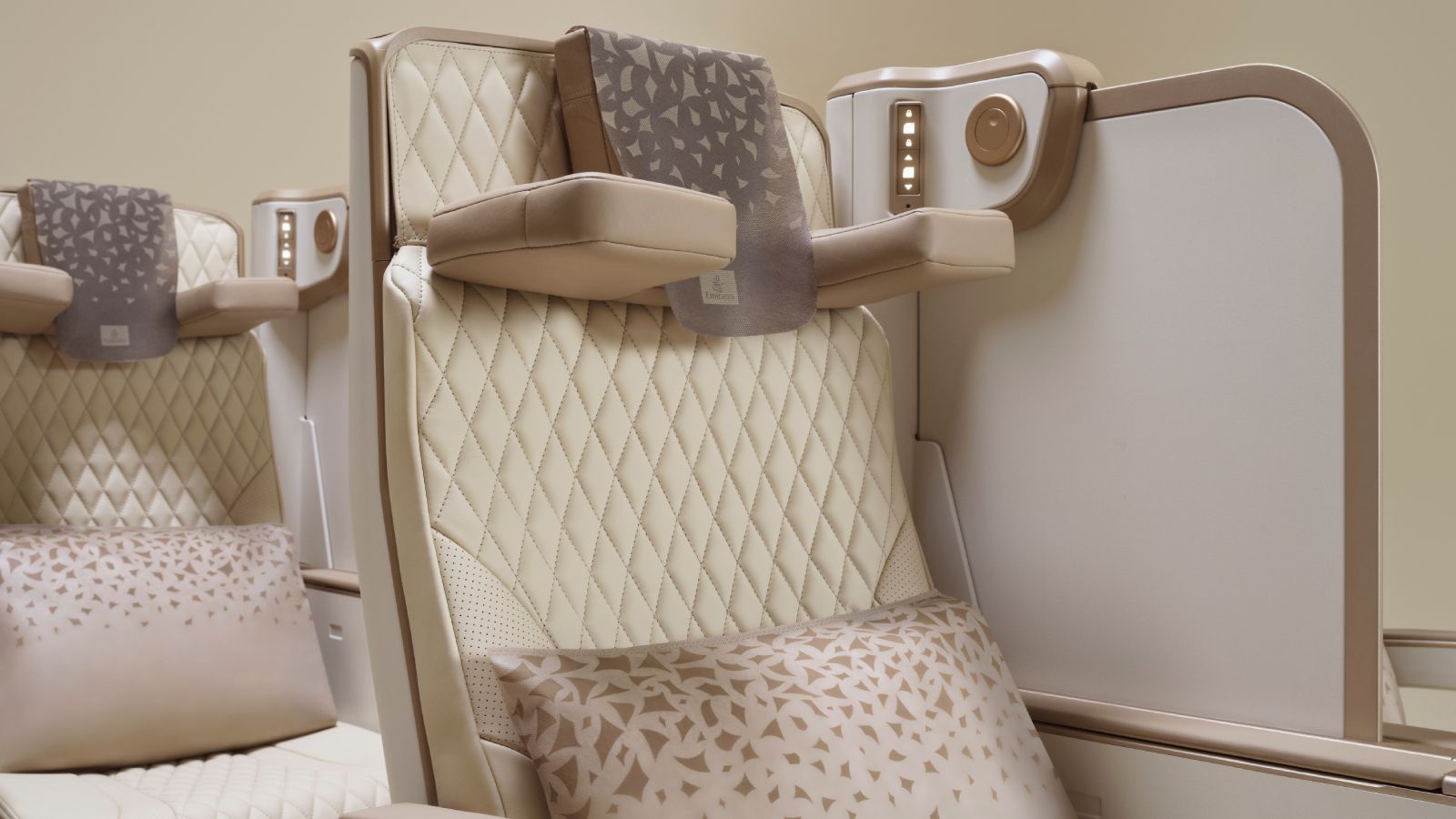 Emirates apresenta Premium Economy elétrica com mais privacidade