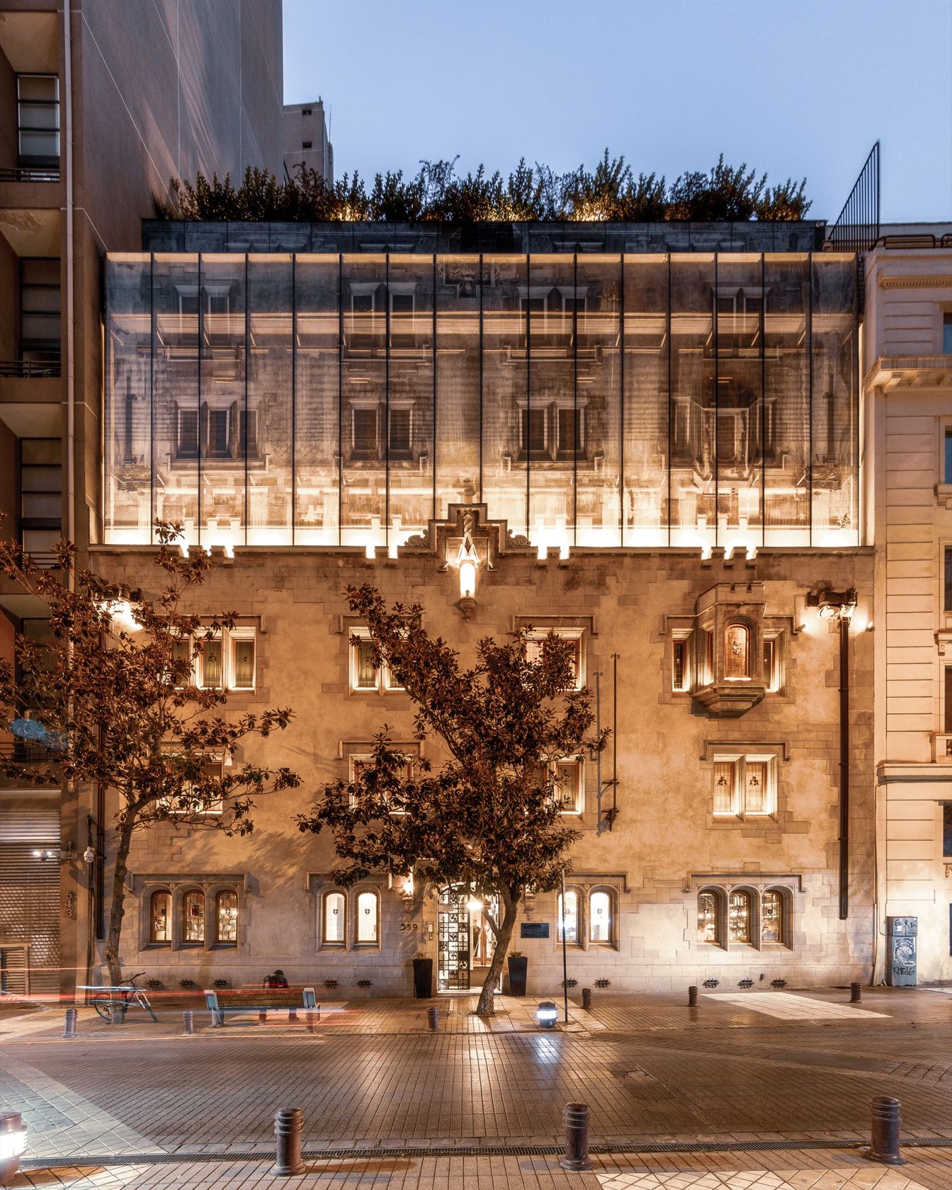 Fachada histórica iluminada do Hotel Magnolia no centro de Santiago