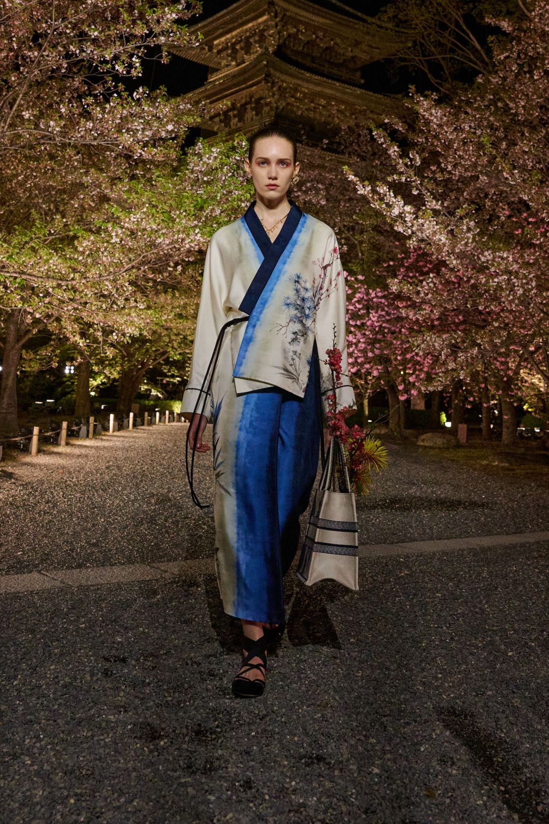 Modelo da Dior em Kyoto usando look azul inspirado na construção do quimono