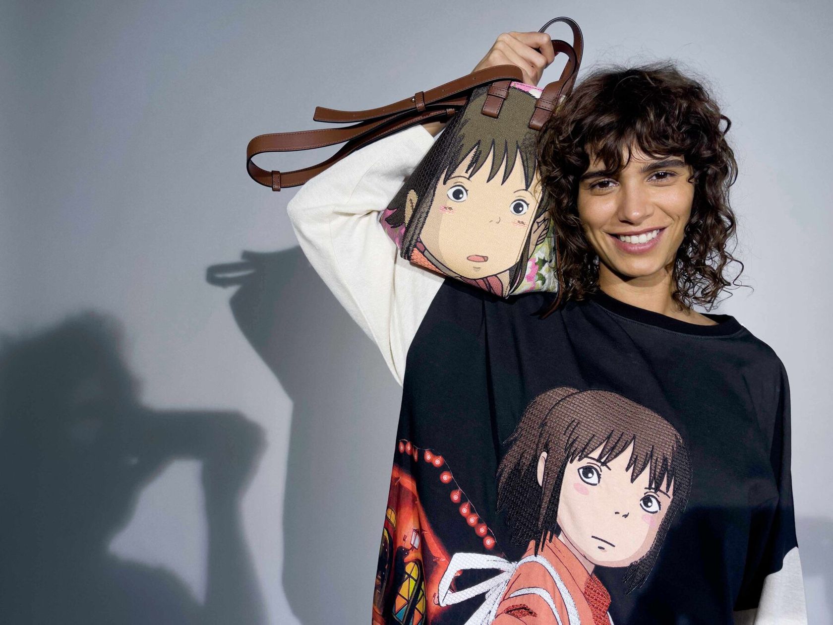 Modelo com bolsa inspirada em A Viagem de Chihiro na campanha Loewe x Studio Ghibli