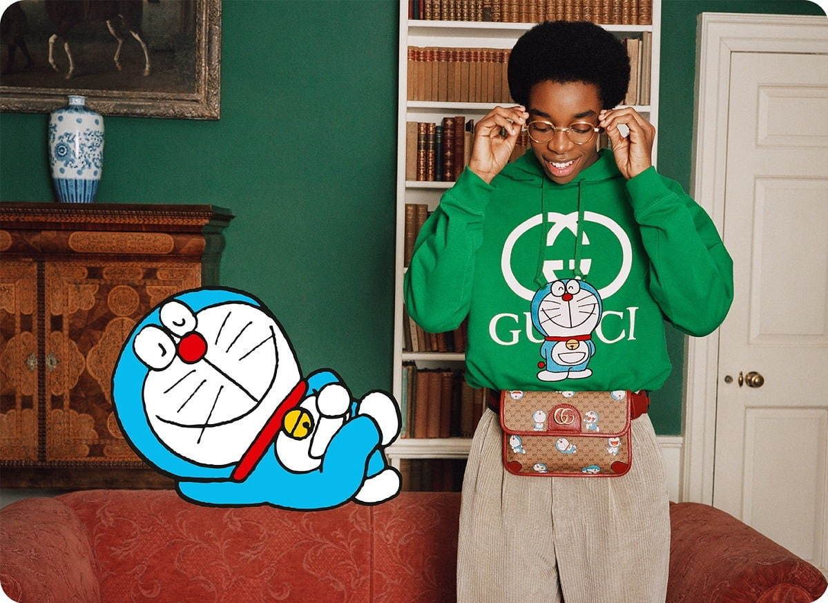 Campanha Gucci x Doraemon com moletom verde e bolsa GG Supreme