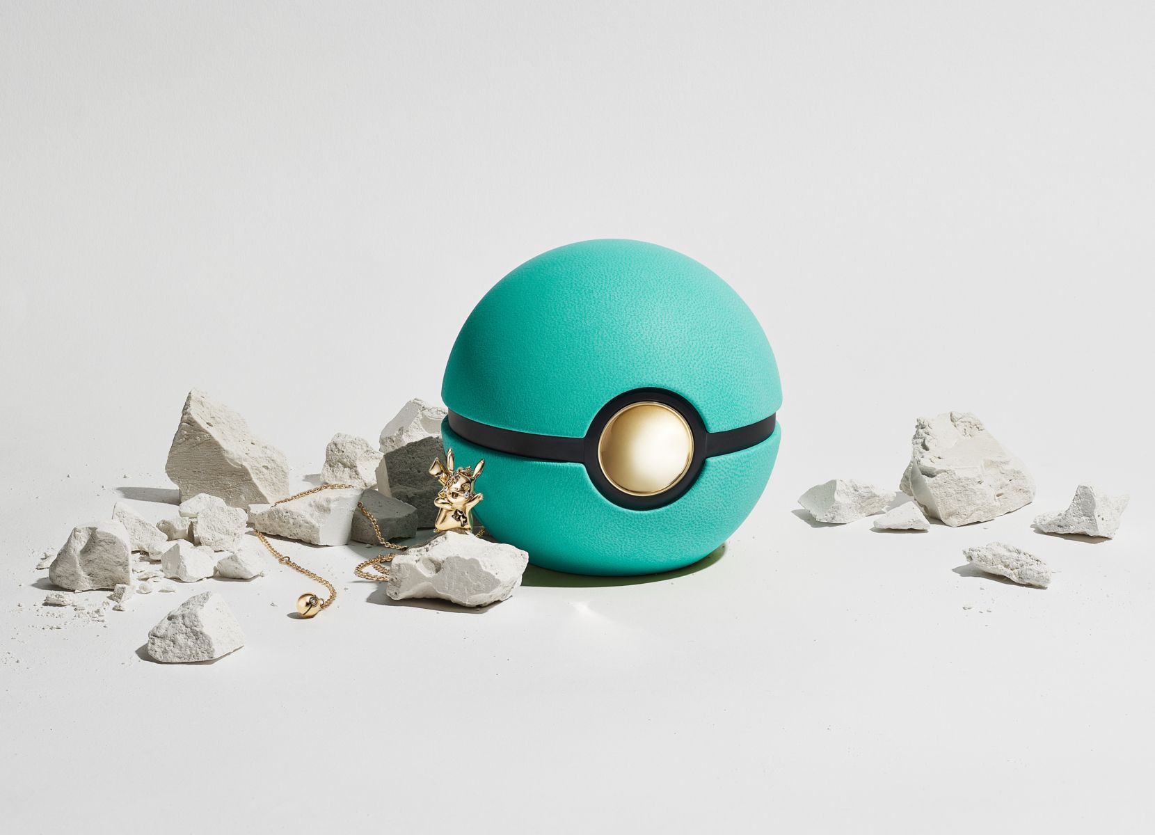 Joias Tiffany & Co. inspiradas em Pokémon ao lado de uma Poké Bola Tiffany Blue