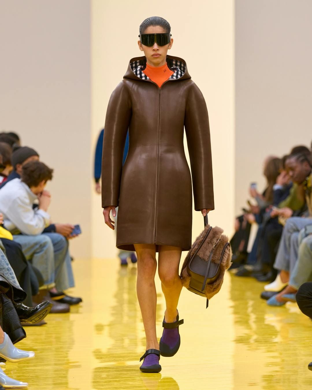 Fotografia da matéria: Loewe faz do inverno um jogo de arte e proporção
