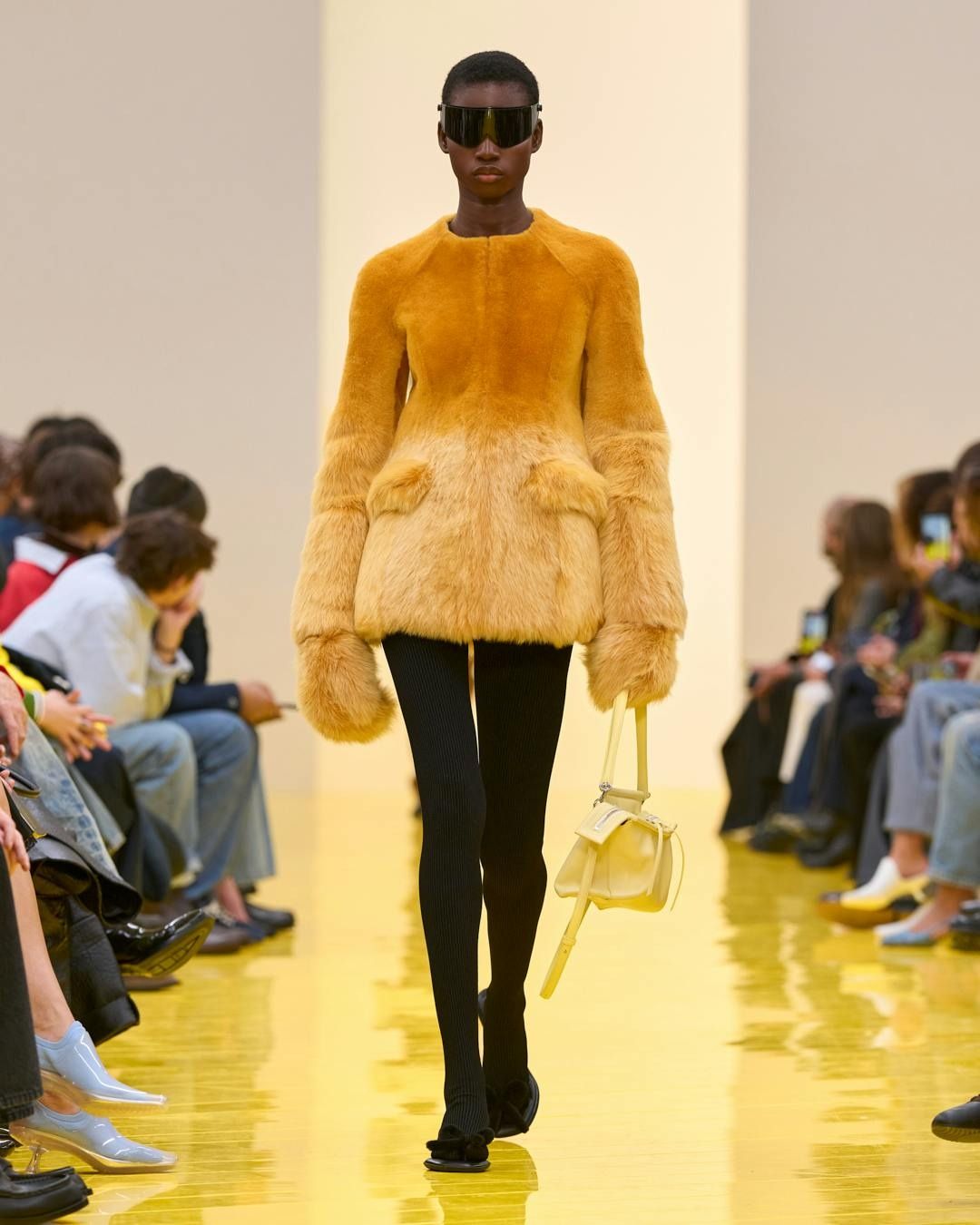 Fotografia da matéria: Loewe faz do inverno um jogo de arte e proporção