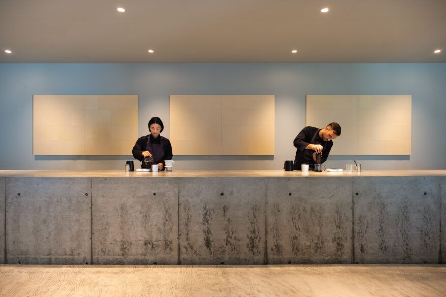 Baristas preparando cafés no balcão de concreto da Ogawa Coffee Laboratory Shimokitazawa