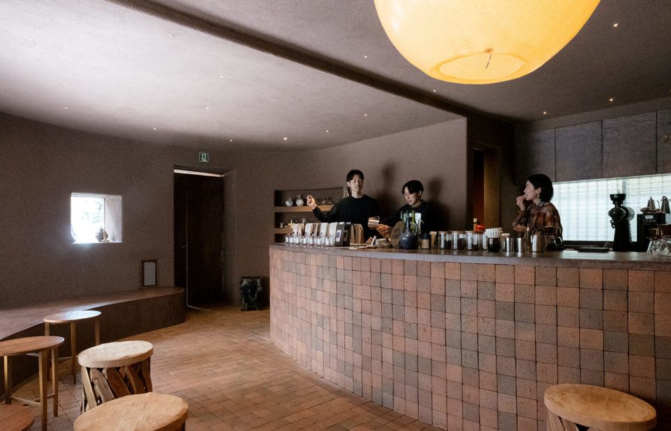 Balcão revestido de tijolos e interior terroso da Coffee County Tokyo