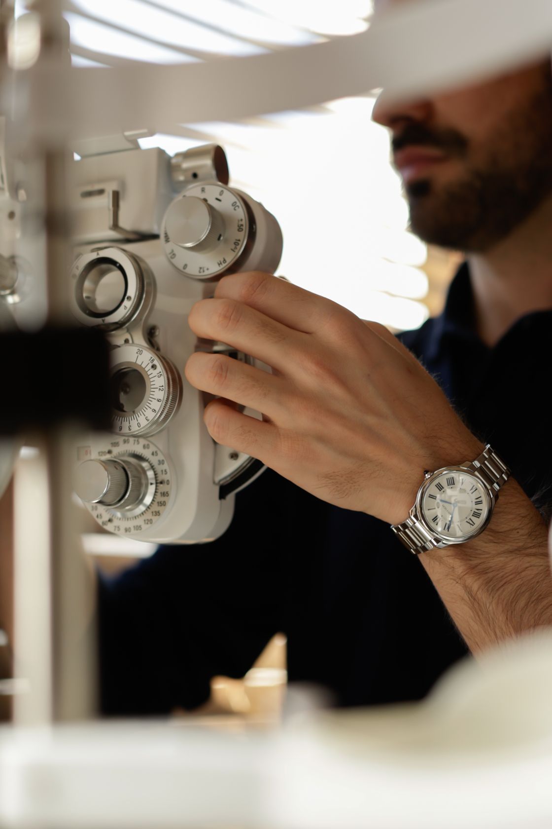 Dr. Cadu Salomão calibra equipamento para exame oftalmológico