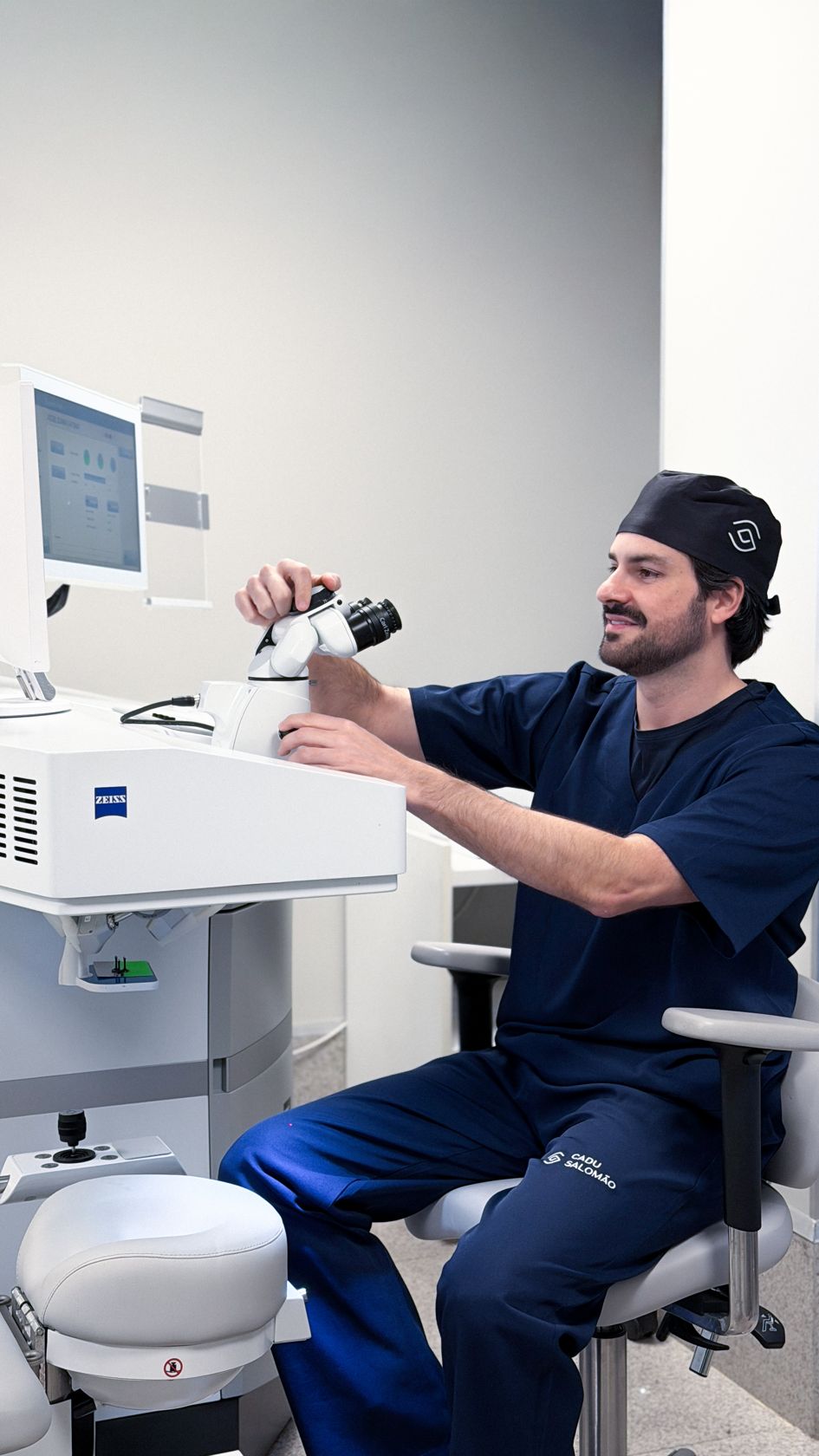 Dr. Cadu Salomão prepara equipamento de laser oftalmológico