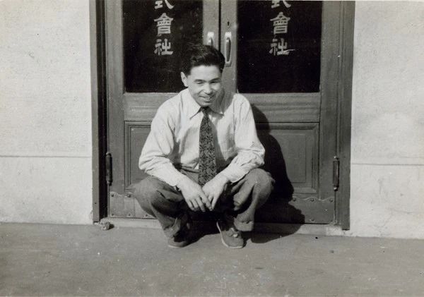 Kihachiro Onitsuka, fundador da Onitsuka Tiger, diante da empresa no Japão