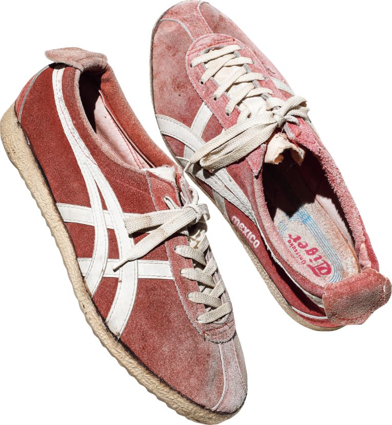 Delegação japonesa usando calçados Onitsuka nos Jogos do México em 1968