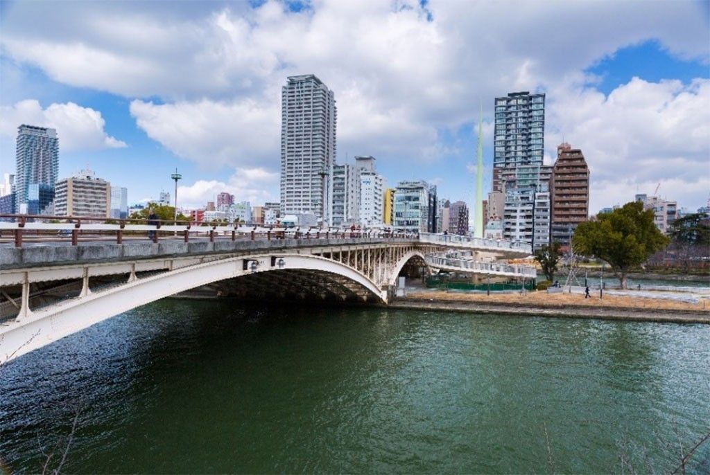 Ponte sobre o rio e paisagem urbana de Nakanoshima sob céu aberto