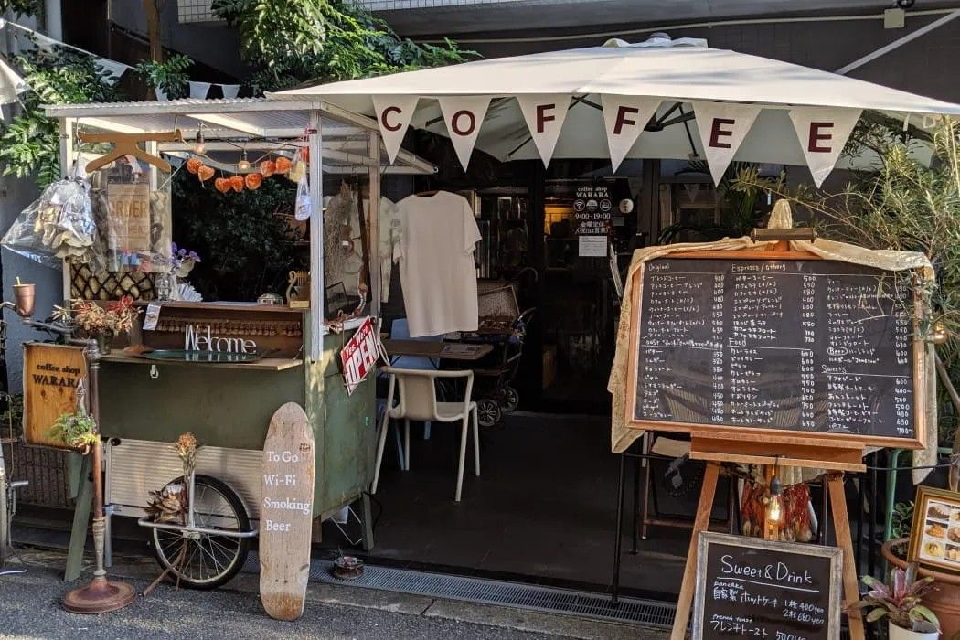 Café de rua entre as pequenas lojas de Nakazakicho