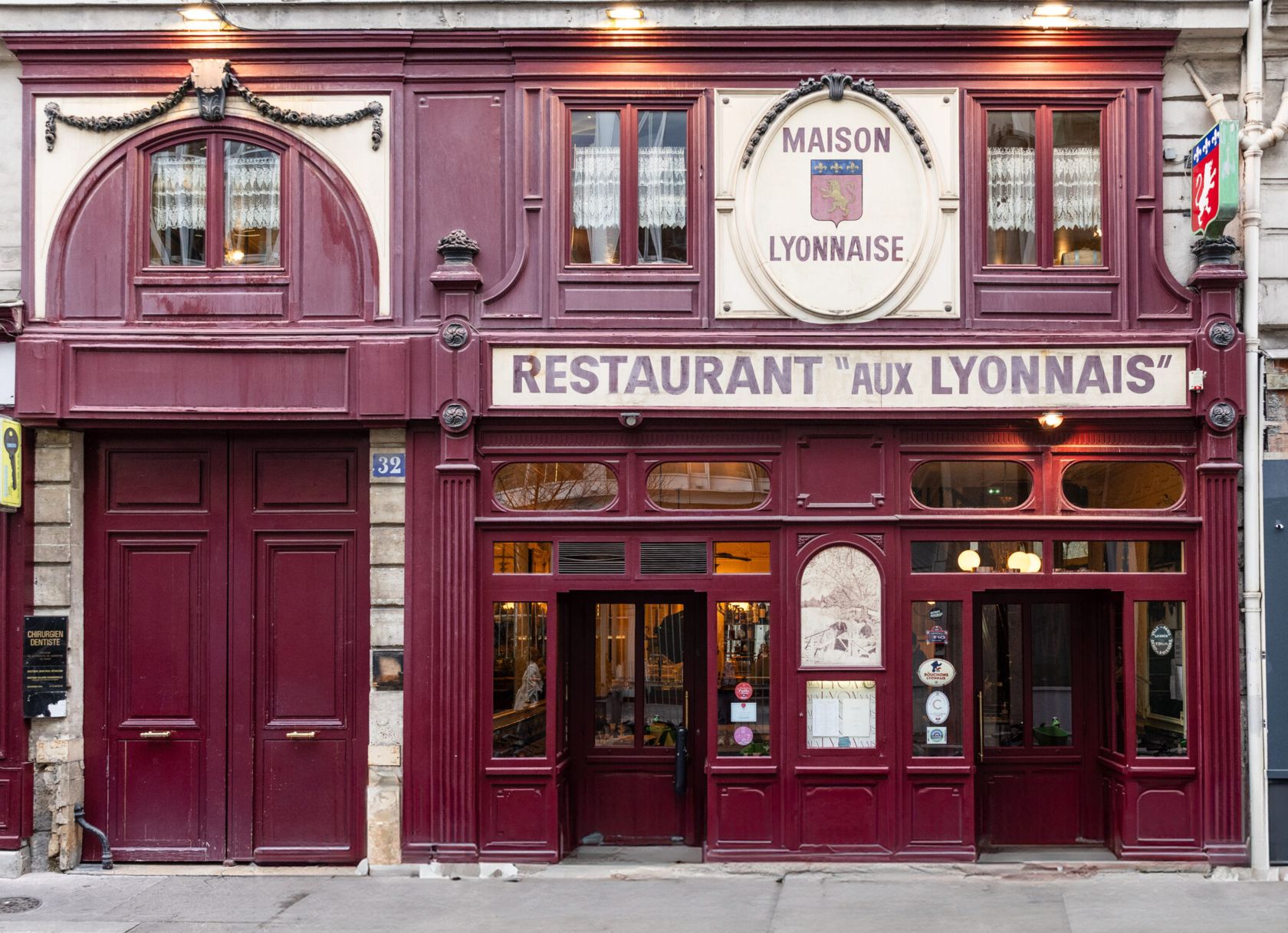 Fachada histórica do restaurante Aux Lyonnais em Paris