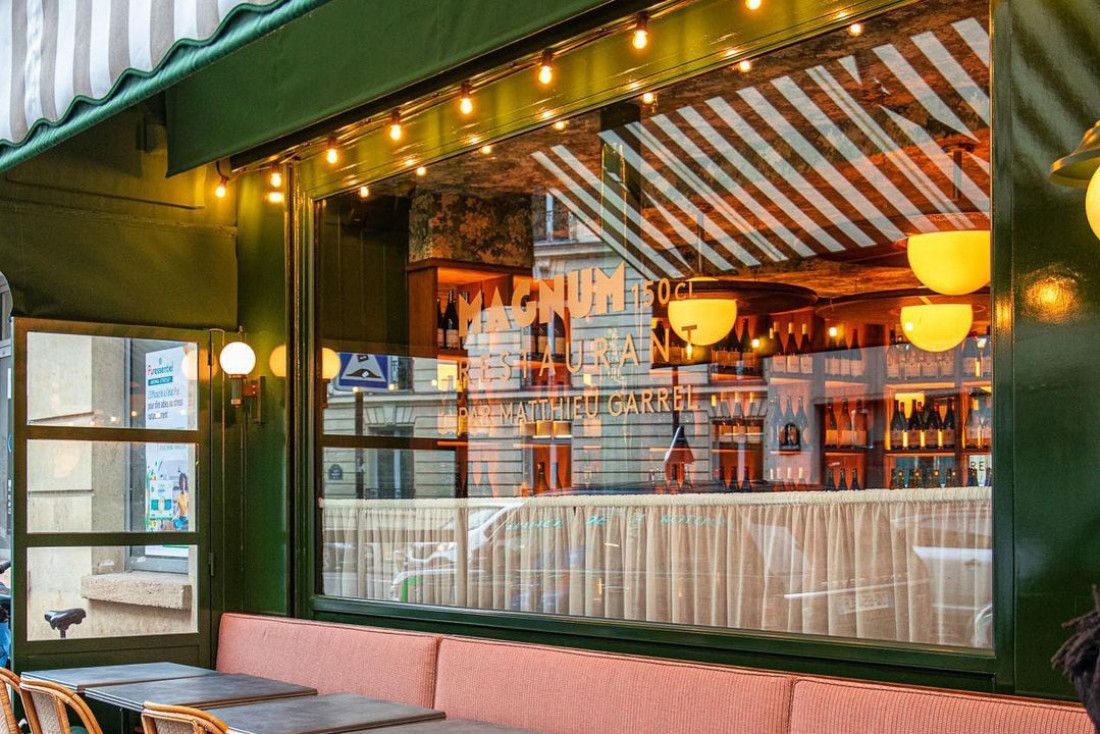 Fachada e terraço do restaurante Magnum 150cl em Paris