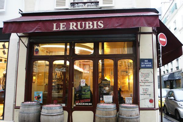 Fachada tradicional do bistrô Le Rubis em Paris