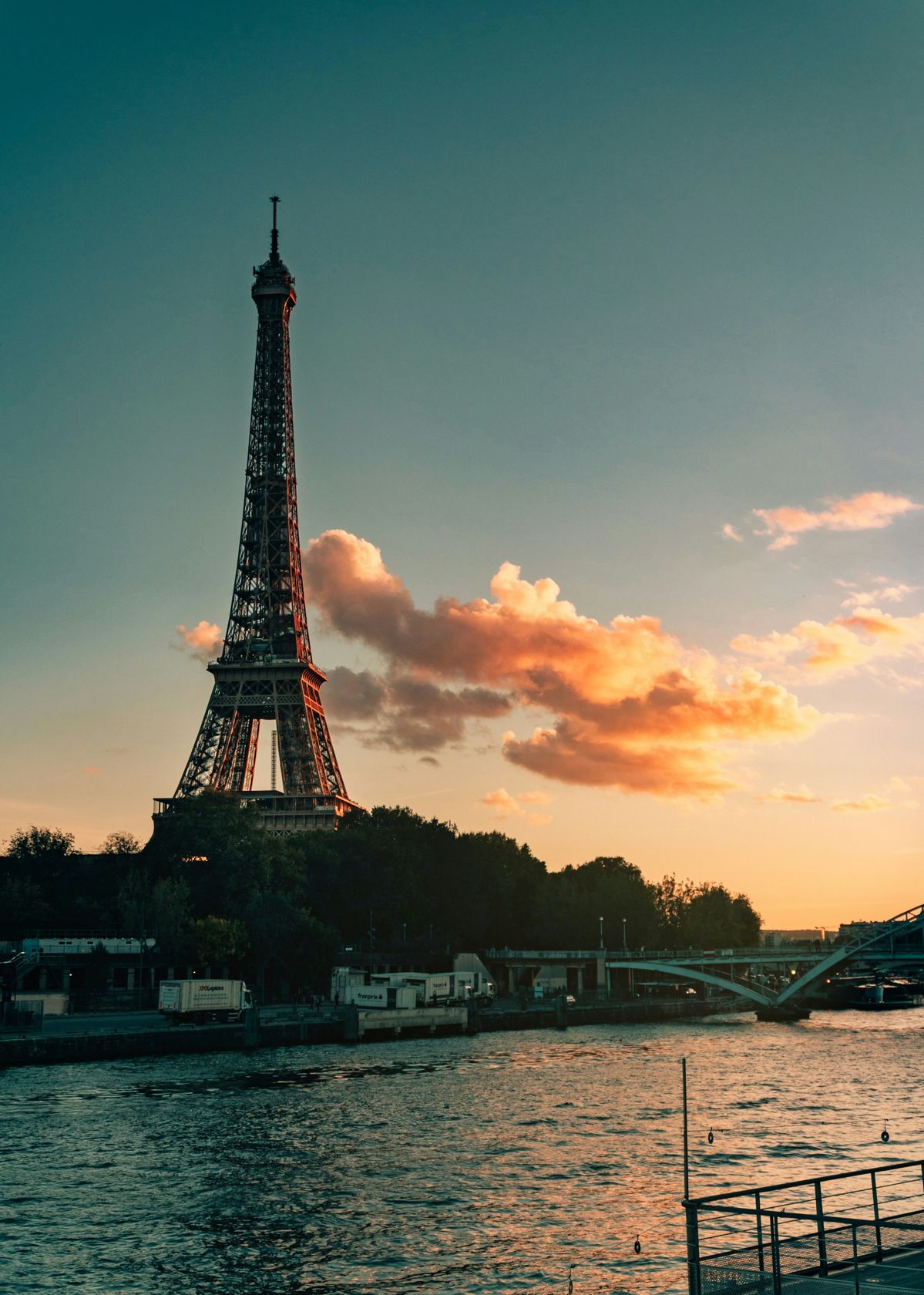 Torre Eiffel em Paris ao entardecer