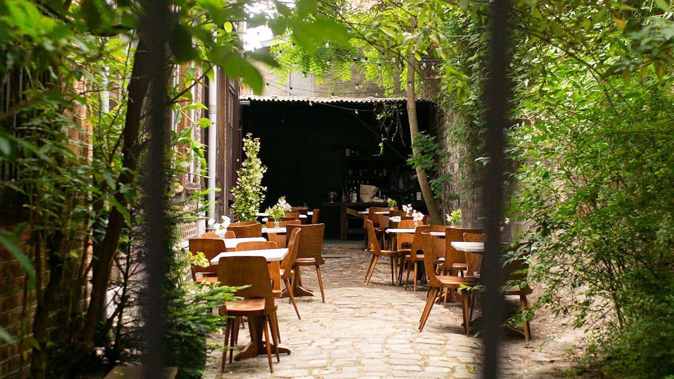 Pátio arborizado da Villa Riberolle, onde fica o Amagat em Paris