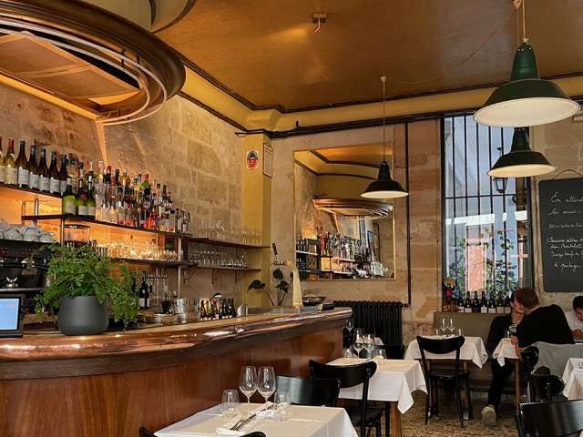Interior do bistrô Parcelles no Marais, em Paris