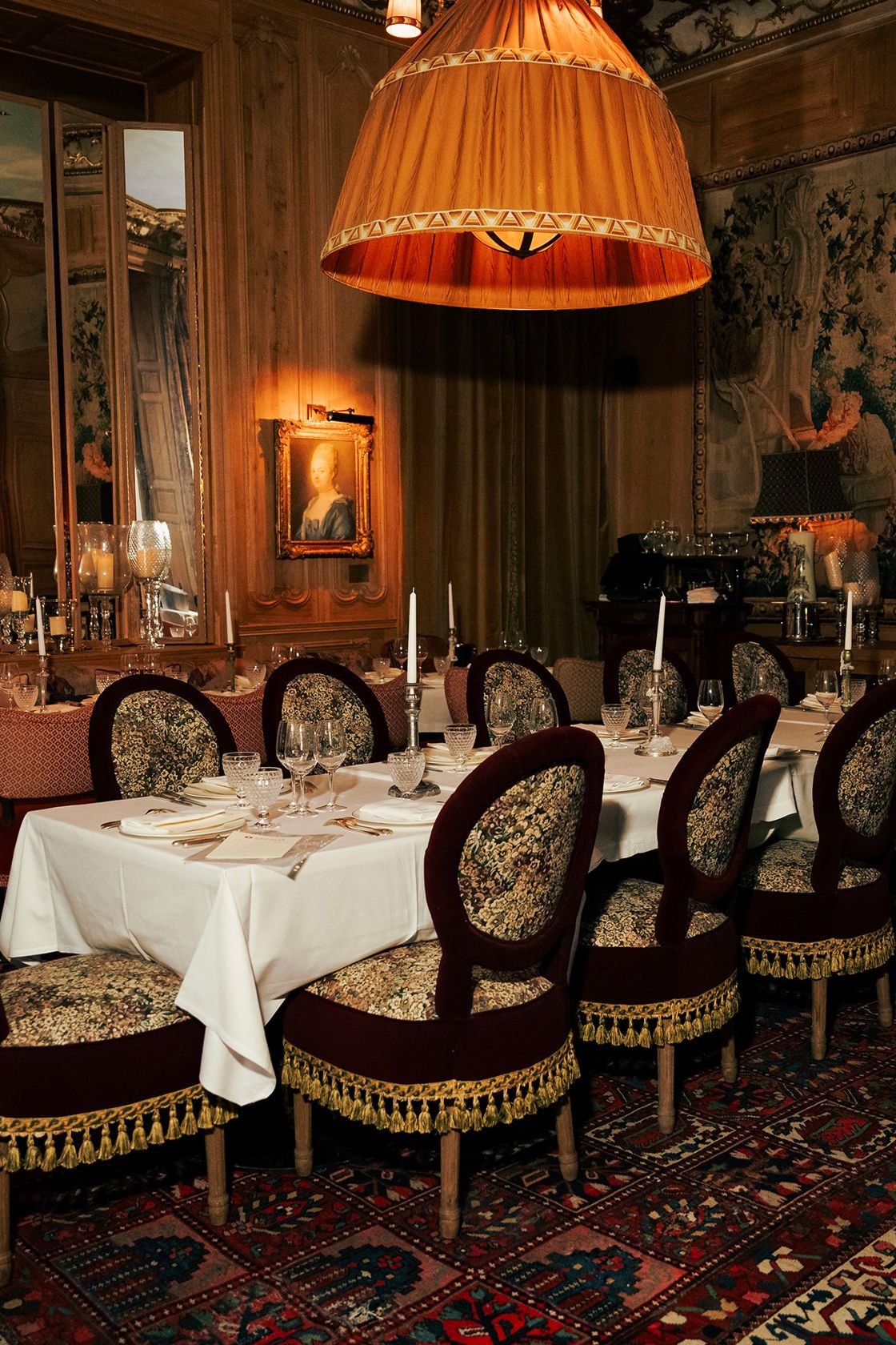 Salão do Lafayette’s em Paris preparado para o jantar