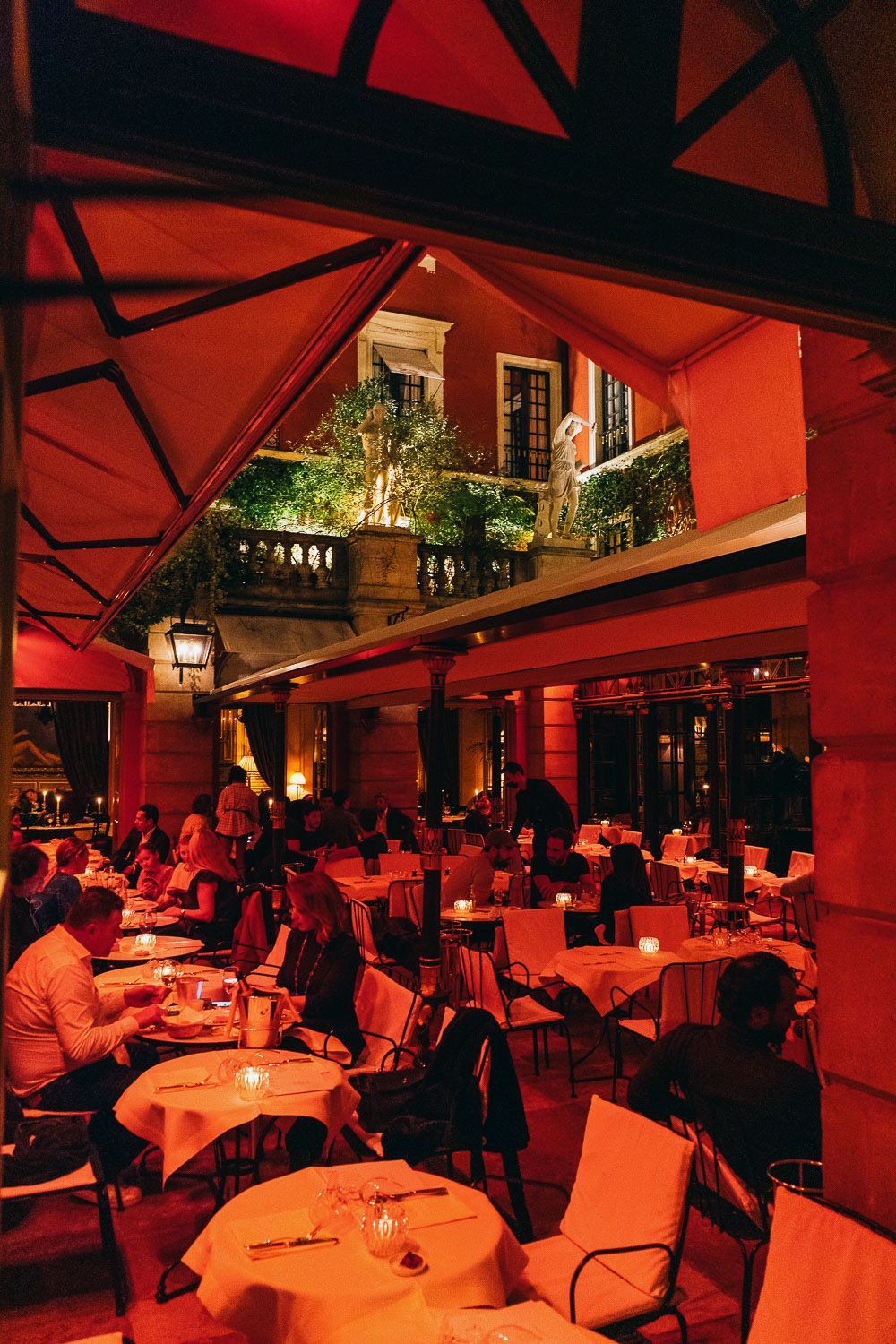 Pátio do restaurante Hôtel Costes à noite em Paris