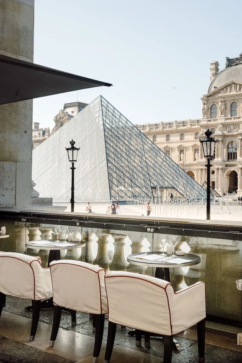 Terraço do Café Marly diante da Pirâmide do Louvre em Paris
