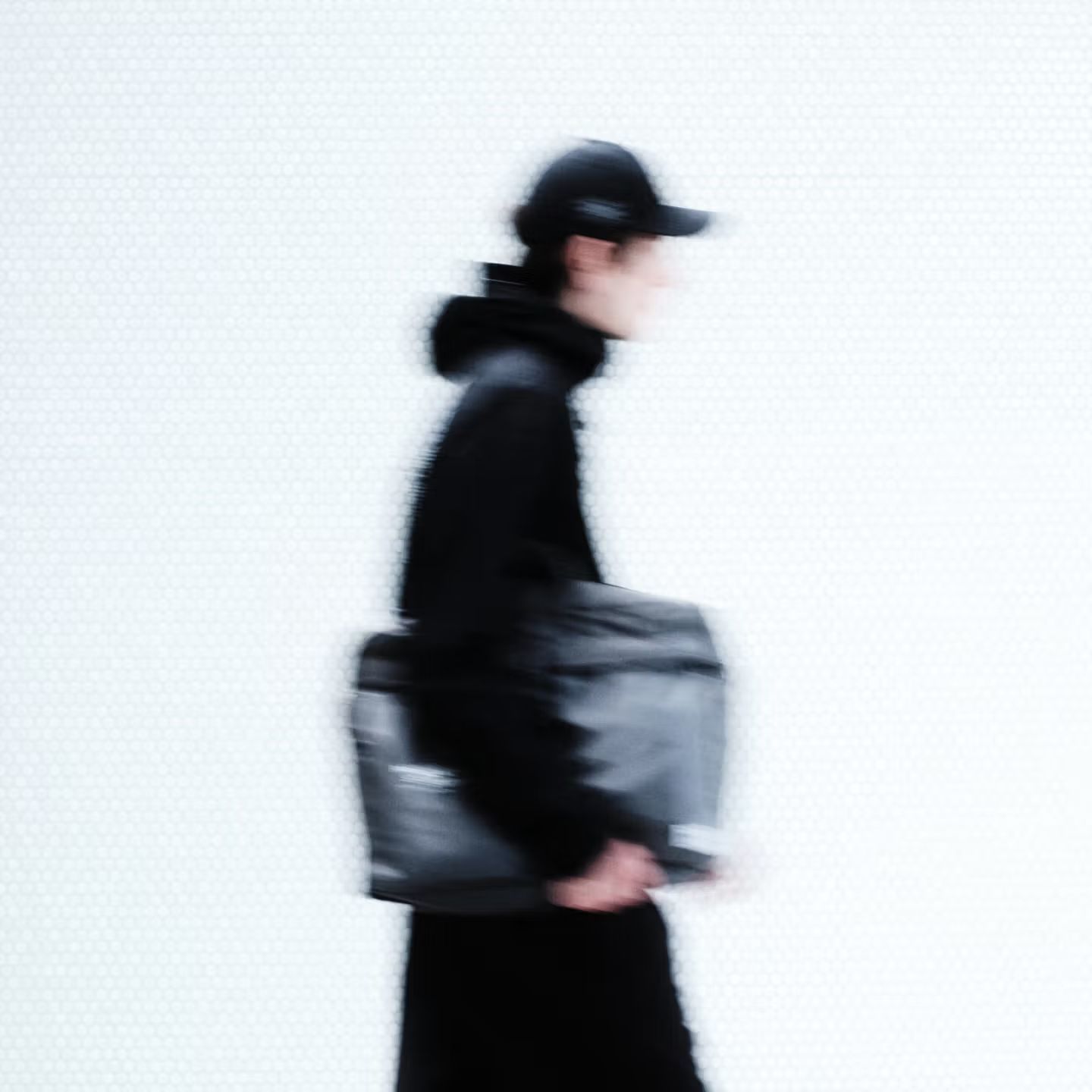 Modelo em movimento com bolsas da colaboração PORTER e Pas Normal Studios