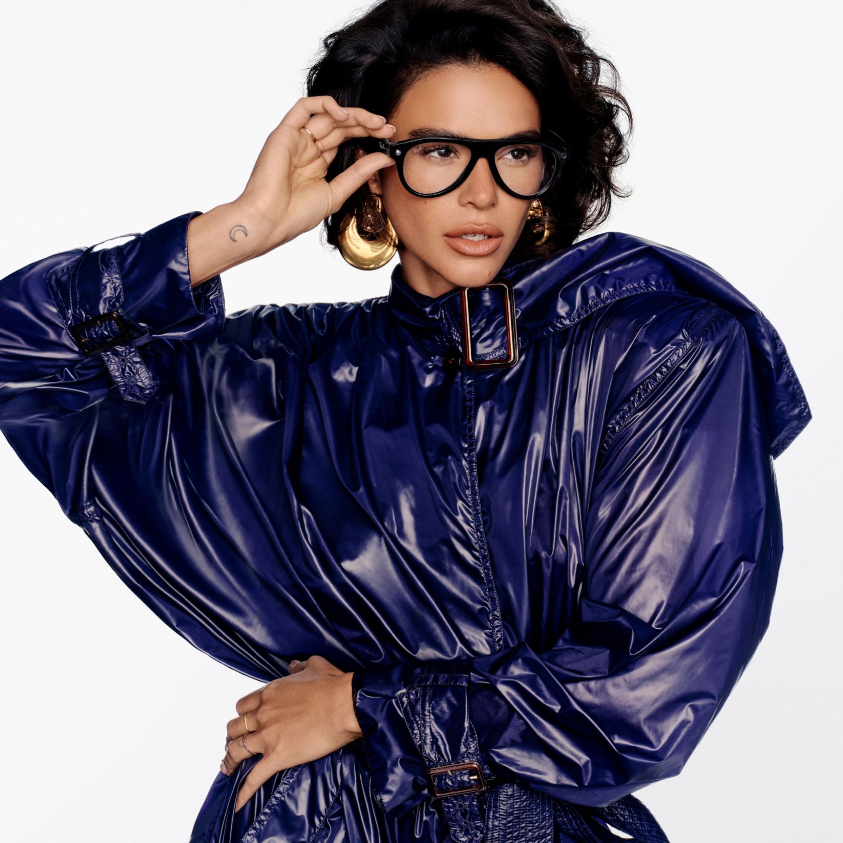 Modelo usando Ray-Ban Meta com lentes transparentes