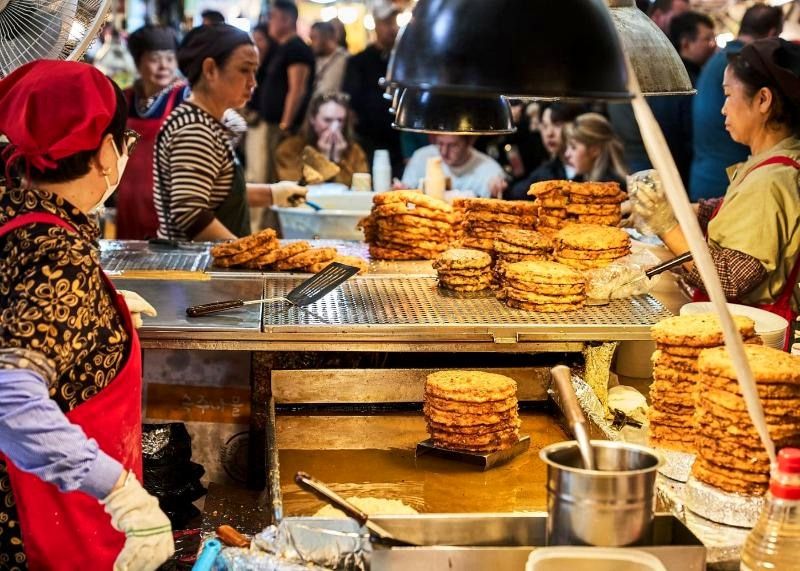 Bindaetteok dourado sendo preparado no Gwangjang Market