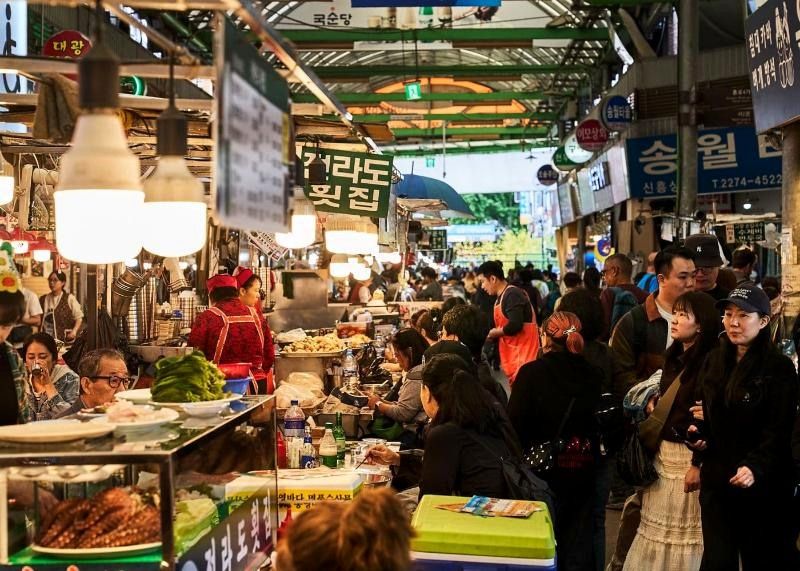 Corredor movimentado de comida no Gwangjang Market, em Seul