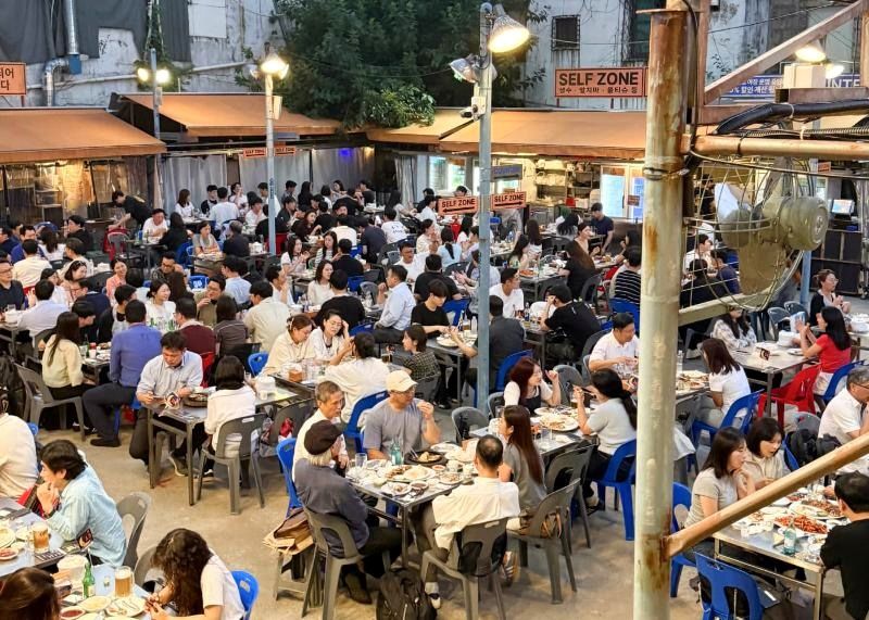 Mesas noturnas nas vielas de Euljiro, em Seul