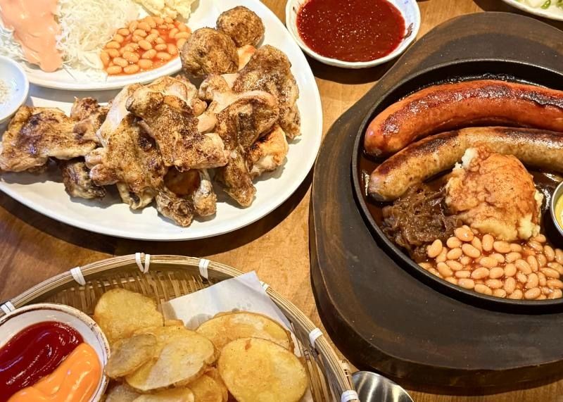Pratos de churrasco coreano servidos em Euljiro