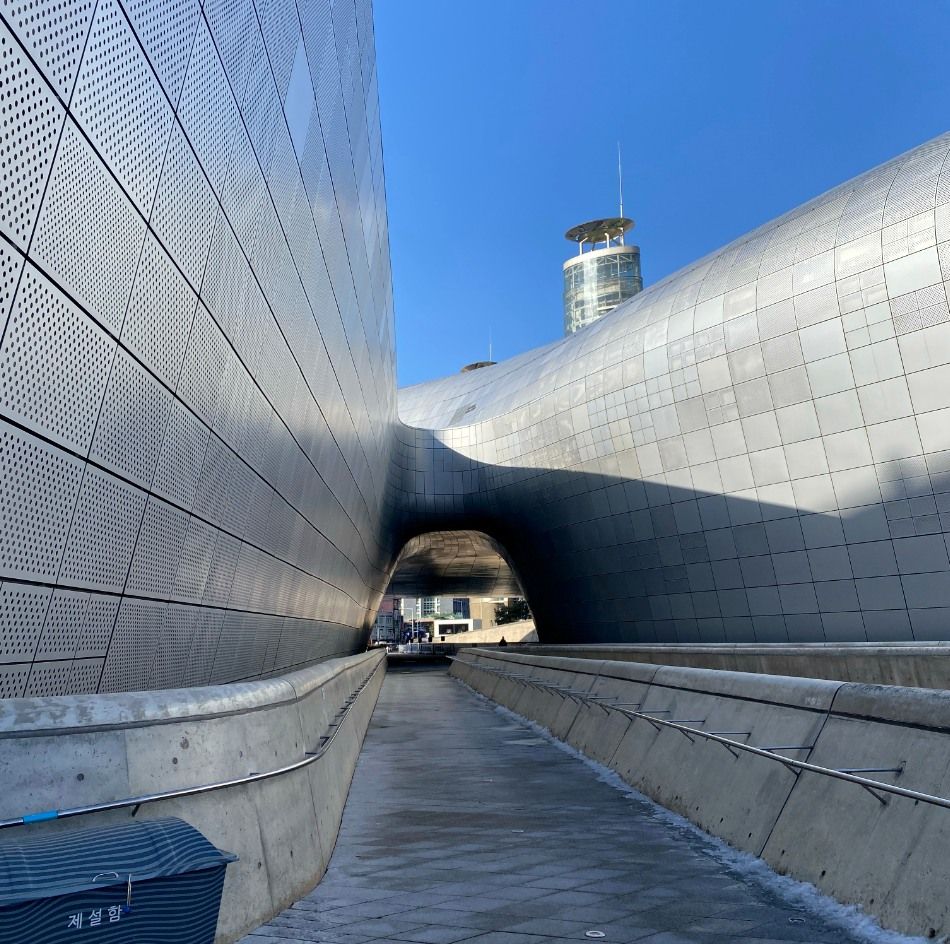 Superfícies metálicas e passagem externa do Dongdaemun Design Plaza