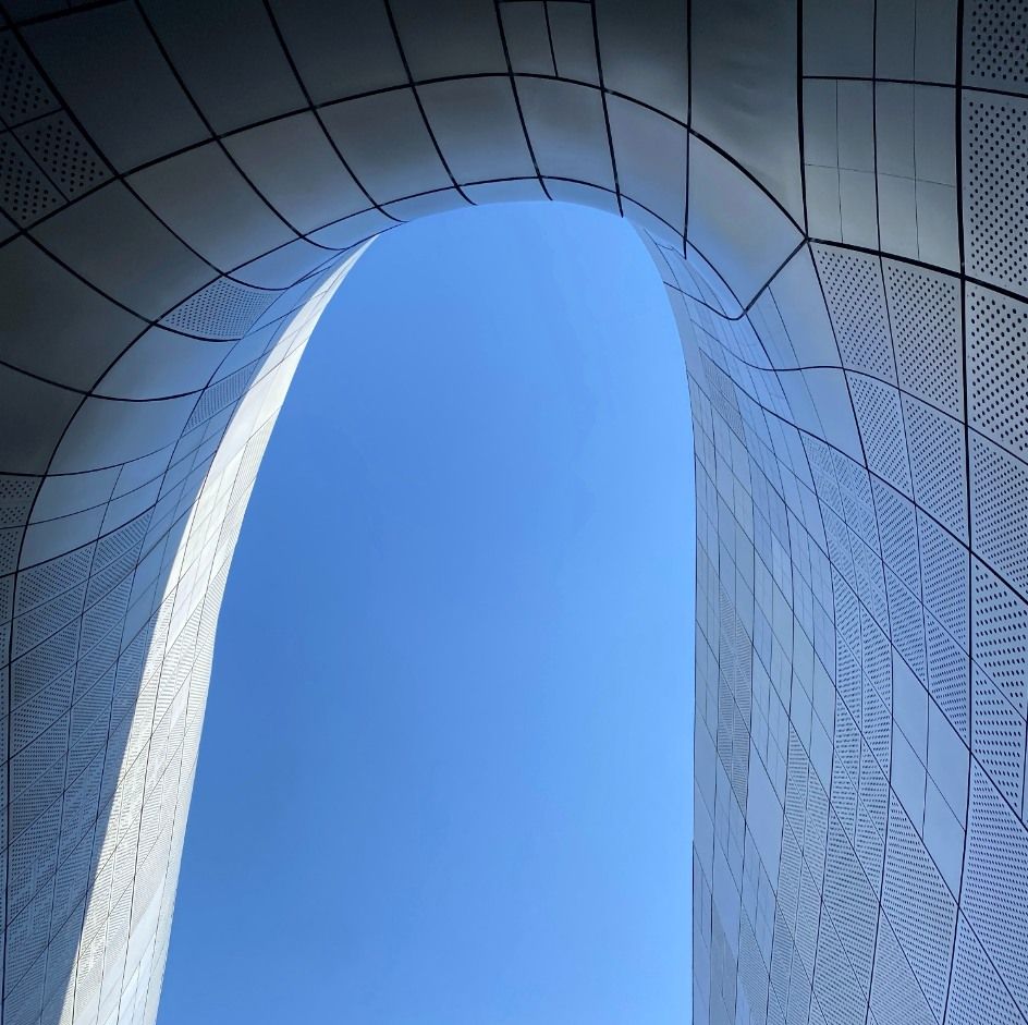 Curvas do Dongdaemun Design Plaza enquadrando o céu azul